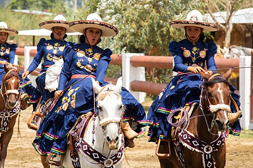 Escaramuza team in formation
